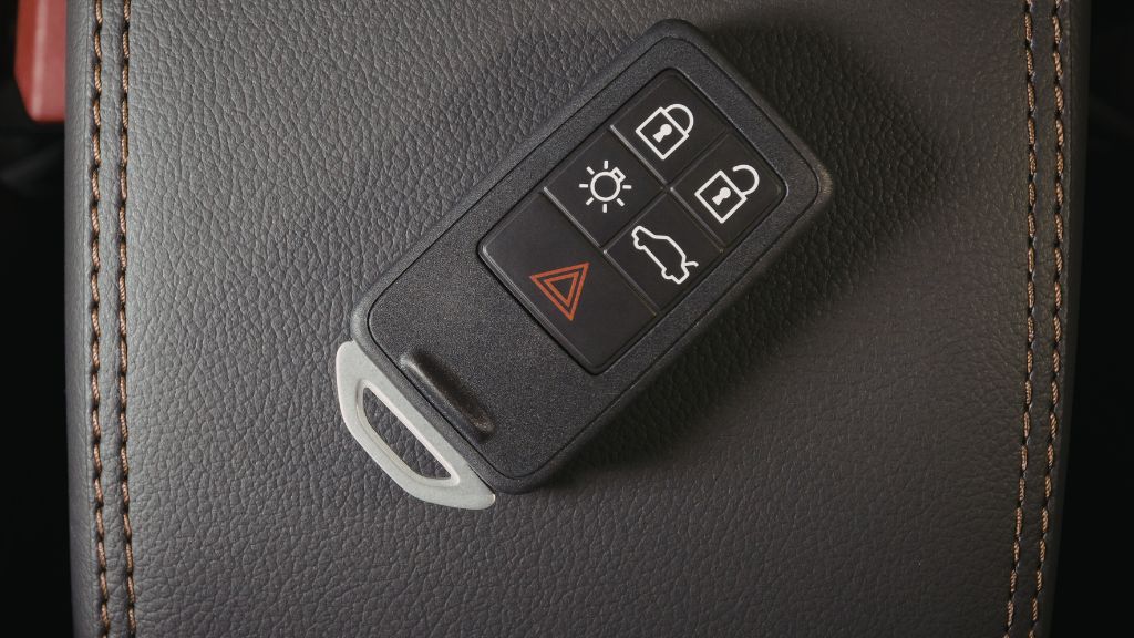 Renault key replacement Nottingham – auto locksmith programming a new Renault car key