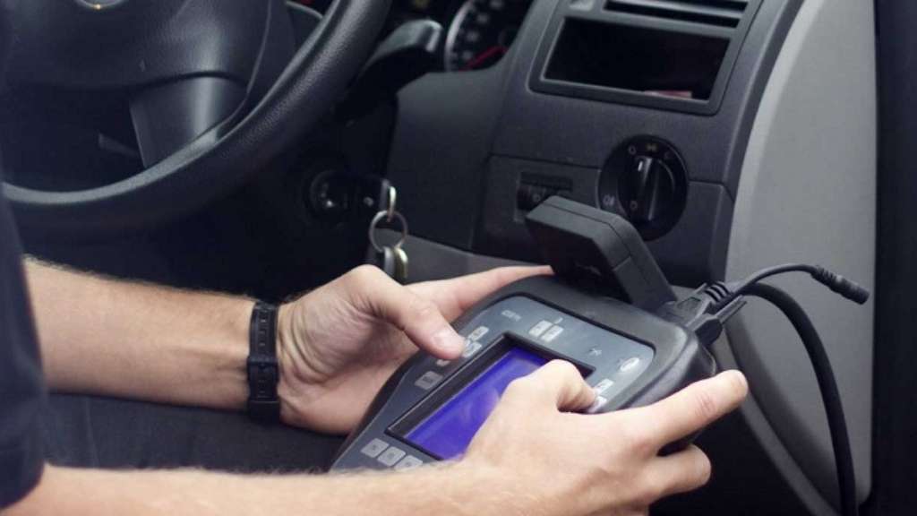 Auto locksmith replacing and programming a car key in Nottingham