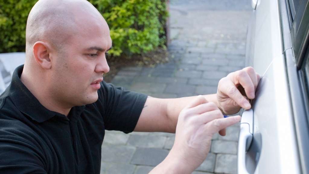 Auto locksmith replacing and programming a SEAT car key in Nottingham